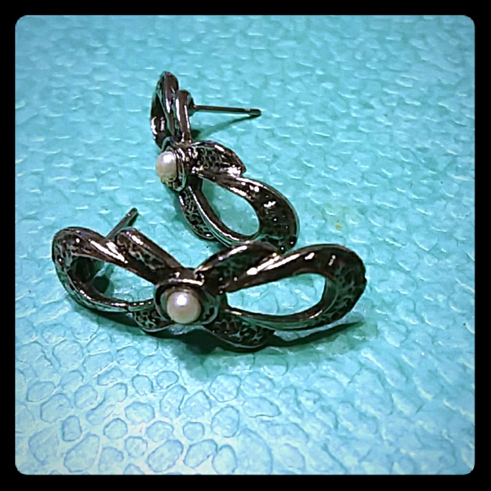 Bow earrings  inlay pearls